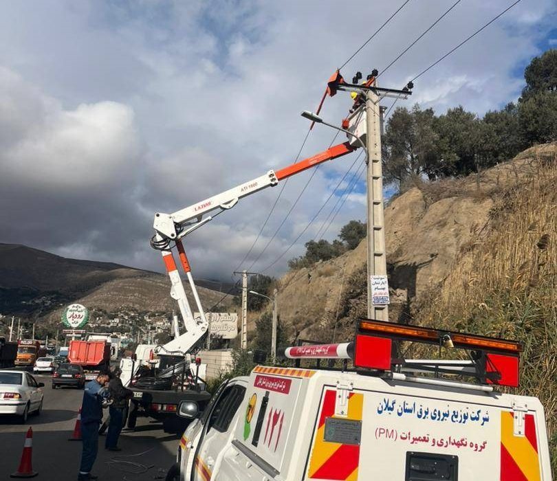 آغاز تعمیرات گسترده فیدرهای ۲۰ کیلوولت در شهرستان رودبار به روش خط گرم